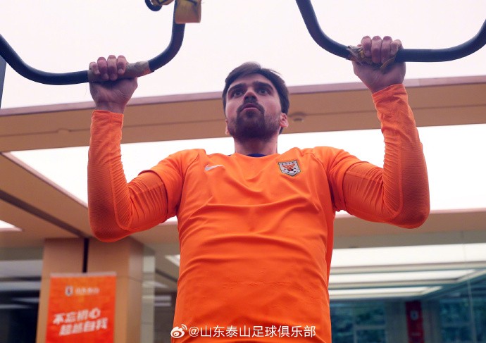 我坐在轮椅 我坐在轮椅